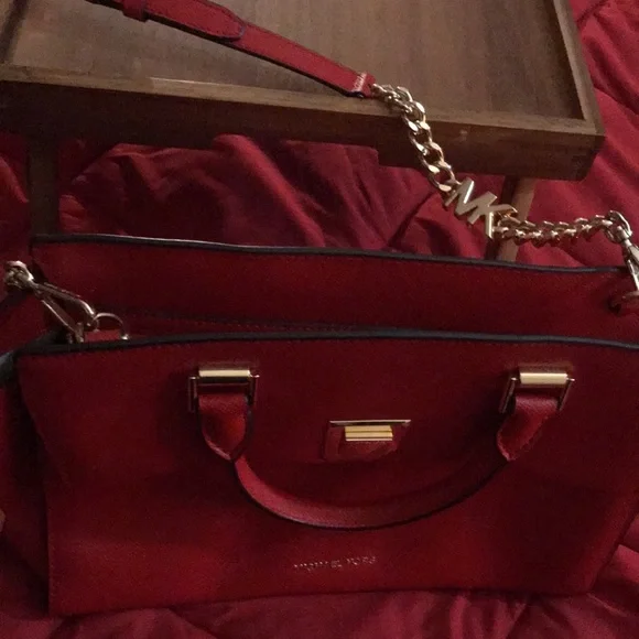 SOLD‼️AUTHENTIC MICHAEL KORS HANDBAG (USED ONCE) GORGEOUS RED COLOR SEEALL LPICS - Picture 4 of 13
